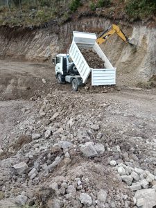 Colocación de la alcantarilla en el sector Chiquiro