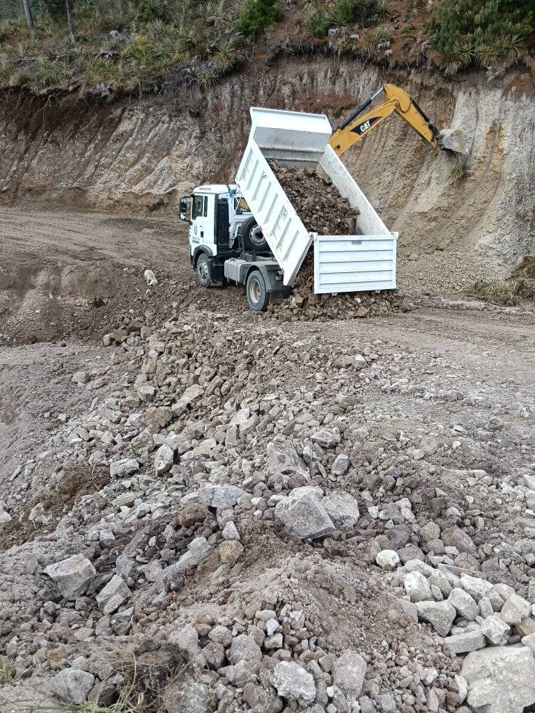 Colocación de la alcantarilla en el sector Chiquiro